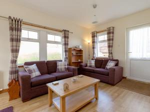 ein Wohnzimmer mit zwei Sofas und einem Couchtisch in der Unterkunft Holiday Home Foxglove cottage by Interhome in Straiton + 13 Fotos