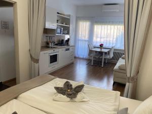 una camera da letto con un letto fiorito di Rosebeach Appartement am Ossiachersee und Gerlitzen Skipiste a Bodensdorf