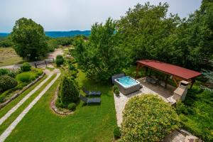 widok z góry na ogród z basenem i pawilonem w obiekcie House Iva- peacefull getaway w mieście Boljun