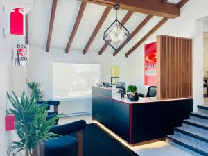 布罗瑟德Econo Lodge Hotel Brossard的办公室设有前台和楼梯