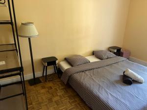 Ένα ή περισσότερα κρεβάτια σε δωμάτιο στο TM Appart Chic ligne 14