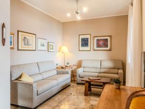 グラヴェドーナにあるApartment Casa Luli by Interhomeのソファとテーブルのあるリビングルーム
