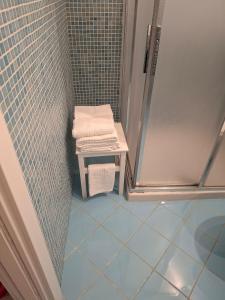 a bathroom with a shower with towels on a table at Il vigneto in Vernazza