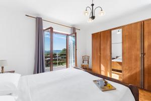sypialnia z łóżkiem i dużym oknem w obiekcie House Iva- peacefull getaway w mieście Boljun +25 zdjęć