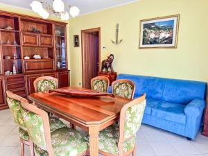 Ruang duduk di Apartment Miralago Guest House by Interhome