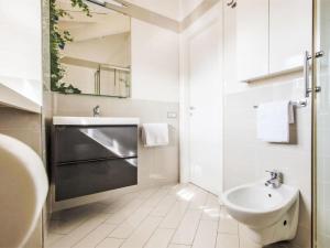 アルコにあるApartment Lidia by Interhomeの洗面台とトイレを備えた白いバスルーム +24枚の写真