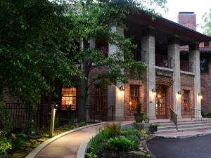 MarshallにあるTurkey Run Inn & Cabinsのレンガ造りの建物