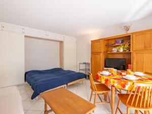 Un dormitorio con una cama y una mesa con sillas. en Apartment Le Clos Saint Saens-5 by Interhome, en Saint-Aygulf 28 fotos más