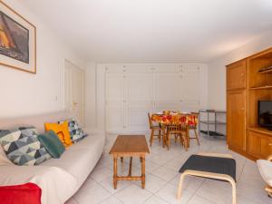 una sala de estar con un sofá y una mesa en Apartment Le Clos Saint Saens-5 by Interhome, en Saint-Aygulf