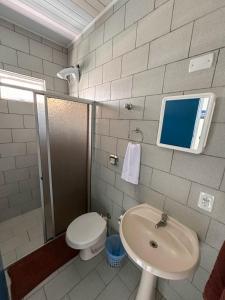 Suítes Yellow House BC في باليريو كامبوريو: حمام مع مرحاض ومغسلة +30 صورة