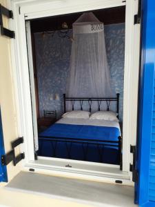 A bed or beds in a room at Απεραντο Γαλαζιο