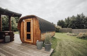 Fjordhygge - Authentic wood log cabin summerhouse near water, fjord and forest外面的花园