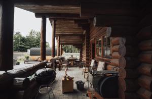 Fjordhygge - Authentic wood log cabin summerhouse near water, fjord and forest的休息区