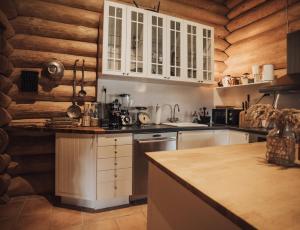 Fjordhygge - Authentic wood log cabin summerhouse near water, fjord and forest的厨房或小厨房