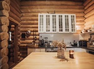 Fjordhygge - Authentic wood log cabin summerhouse near water, fjord and forest的厨房或小厨房