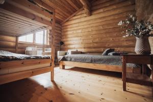 Fjordhygge - Authentic wood log cabin summerhouse near water, fjord and forest客房内的一张或多张床位