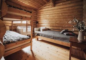 Fjordhygge - Authentic wood log cabin summerhouse near water, fjord and forest客房内的一张或多张床位