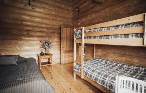 JægersprisFjordhygge - Authentic wood log cabin summerhouse near water, fjord and forest的小木屋内一间卧室配有两张双层床