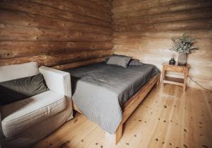 Fjordhygge - Authentic wood log cabin summerhouse near water, fjord and forest客房内的一张或多张床位