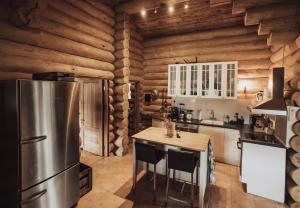 Kuchyň nebo kuchyňský kout v ubytování Fjordhygge - Authentic wood log cabin summerhouse near water, fjord and forest