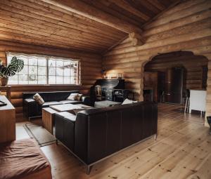 Fjordhygge - Authentic wood log cabin summerhouse near water, fjord and forest的休息区