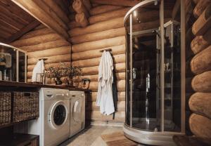 Fjordhygge - Authentic wood log cabin summerhouse near water, fjord and forest的一间浴室