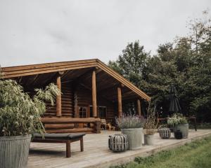 Fjordhygge - Authentic wood log cabin summerhouse near water, fjord and forest外面的花园