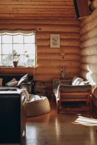 Fjordhygge - Authentic wood log cabin summerhouse near water, fjord and forest的休息区