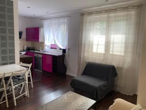 Η κουζίνα ή μικρή κουζίνα στο Oasis City Central +9 φωτογραφίες