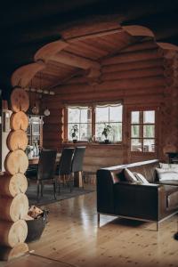 Fjordhygge - Authentic wood log cabin summerhouse near water, fjord and forest的休息区