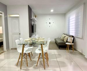 ein Wohnzimmer mit Tisch, Stühlen und Sofa in der Unterkunft Elegance in the heart of wine in Lemos