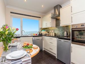 ブリクサムにある9 Dolphin Courtのキッチン(テーブル、食器付)