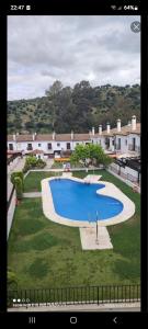 Una gran piscina en medio de un patio. en El Retoño, en El Bosque