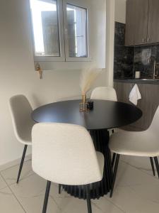 a dining table and chairs in a kitchen at Appartement Moderne in Saint-Cergues