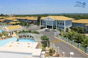 an aerial view of a resort with a swimming pool at Lacqua diRoma - V com Roupas de cama incluso in Caldas Novas
