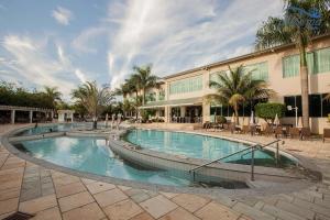 a large swimming pool in front of a building at Lacqua diRoma - V com Roupas de cama incluso in Caldas Novas