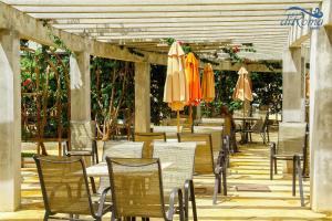 an outdoor patio with tables and chairs with umbrellas at Lacqua diRoma - V com Roupas de cama incluso in Caldas Novas