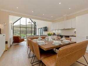 eine Küche und ein Esszimmer mit Tisch und Stühlen in der Unterkunft Holiday Home Balbeg Cottage by Interhome in Straiton