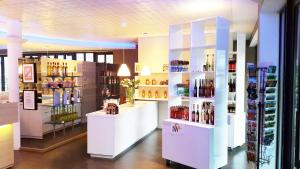 Nápoje v ubytování Coin d'Aubrac Hôtel Restaurant SPA de luxe