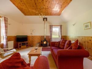 ein Wohnzimmer mit Sofa und Fernseher in der Unterkunft Holiday Home Doonans Cottage by Interhome in Straiton