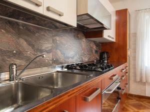 Dapur atau dapur kecil di Holiday Home Štefanac by Interhome