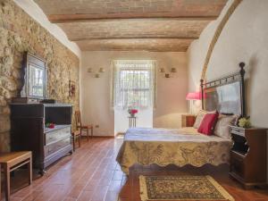 Un pat sau paturi într-o cameră la Holiday Home Fattoria Petraglia by Interhome