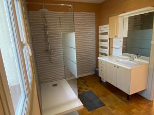 Koupelna v ubytování Appartement sur le port de Saint-Vaast-la-Hougue + 11 fotografií