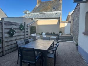 Patio nebo venkovní prostory v ubytování Appartement sur le port de Saint-Vaast-la-Hougue