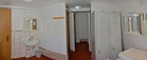 bagno bianco con lavandino e specchio di Camping Silva a Ljutomer