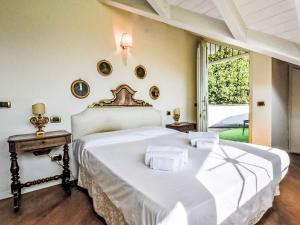 CastrezattoにあるVilla San Giorgio by Interhomeの大きな白いベッドと窓のある寝室