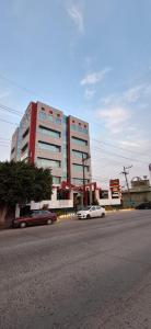 ティファナにあるHotel You Kosoの車道
