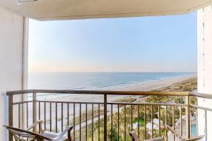 默特尔比奇The Patricia Grand - Oceana Resorts Vacation Rentals的可欣赏海滩景色的阳台