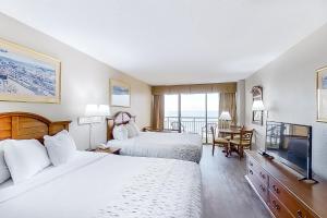 默特尔比奇The Patricia Grand - Oceana Resorts Vacation Rentals的一间有两张床和一台平板电视的酒店房间