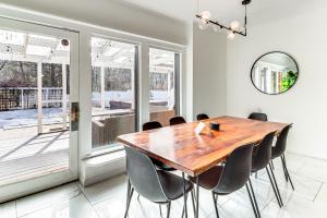 Fotografie z fotogalerie ubytování 8 Mi to Slopes Family Escape with Hot Tub in Cresco v destinaci Cresco